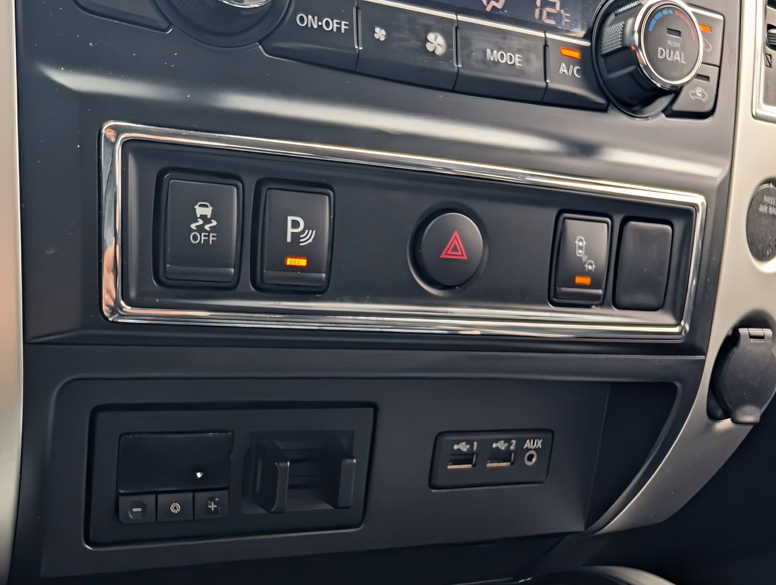 Used 2019 Nissan Titan SV w/ SV Convenience Package image 25