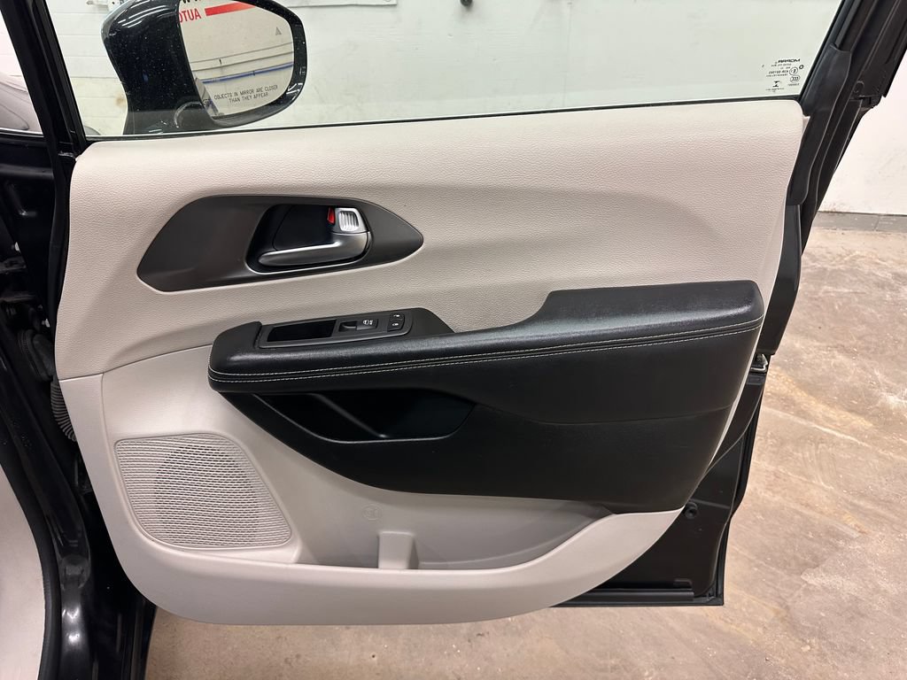 Certified 2022 Chrysler Pacifica Touring-L FWD image 28