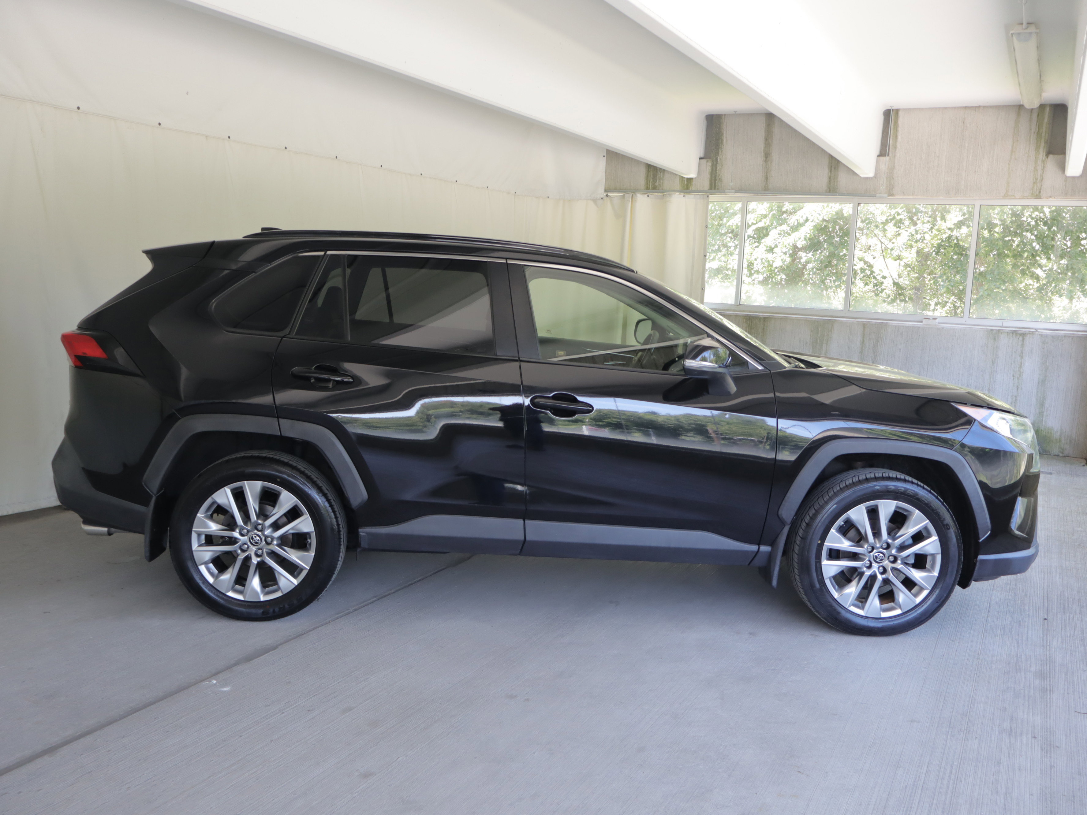 Used 2019 Toyota RAV4 XLE Premium w/ Cold Weather Package AWD/4WD image 6