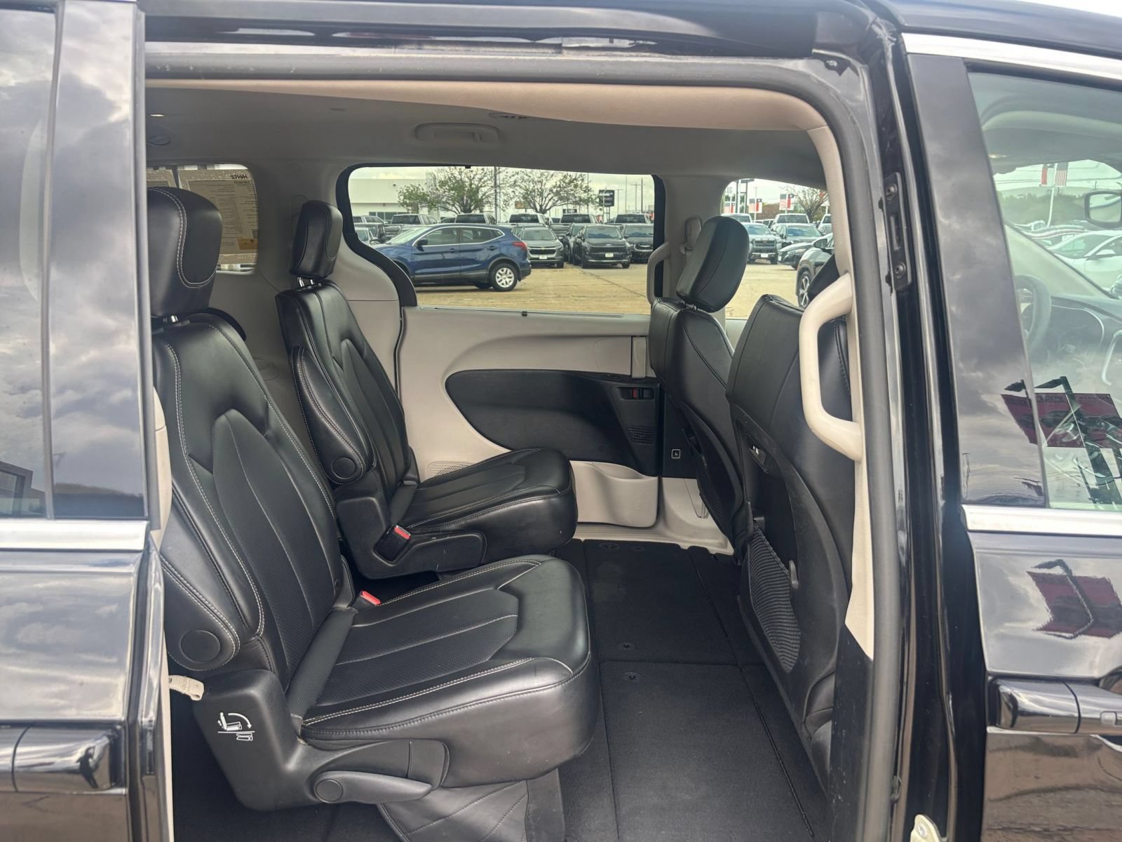 Used 2024 Chrysler Pacifica Touring-L FWD image 27