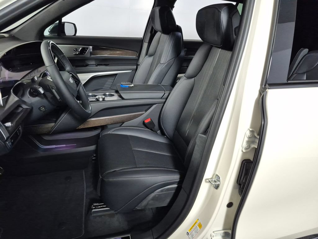 New 2027 Cadillac Vistiq Sport w/ LPO, Floor Liner Package AWD/4WD image 9