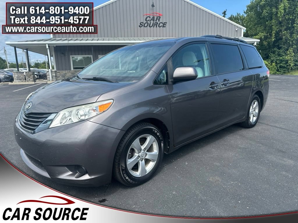 Used 2013 Toyota Sienna LE w/ Towing Pkg FWD image 2