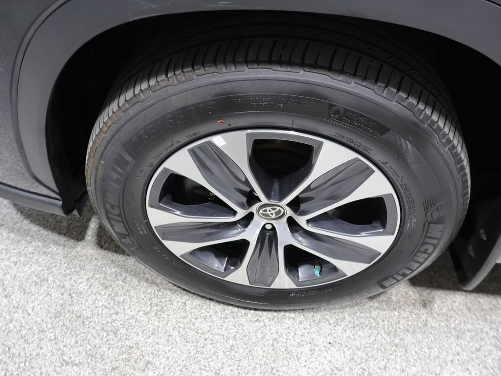 Used 2023 Toyota Highlander XLE AWD/4WD image 9