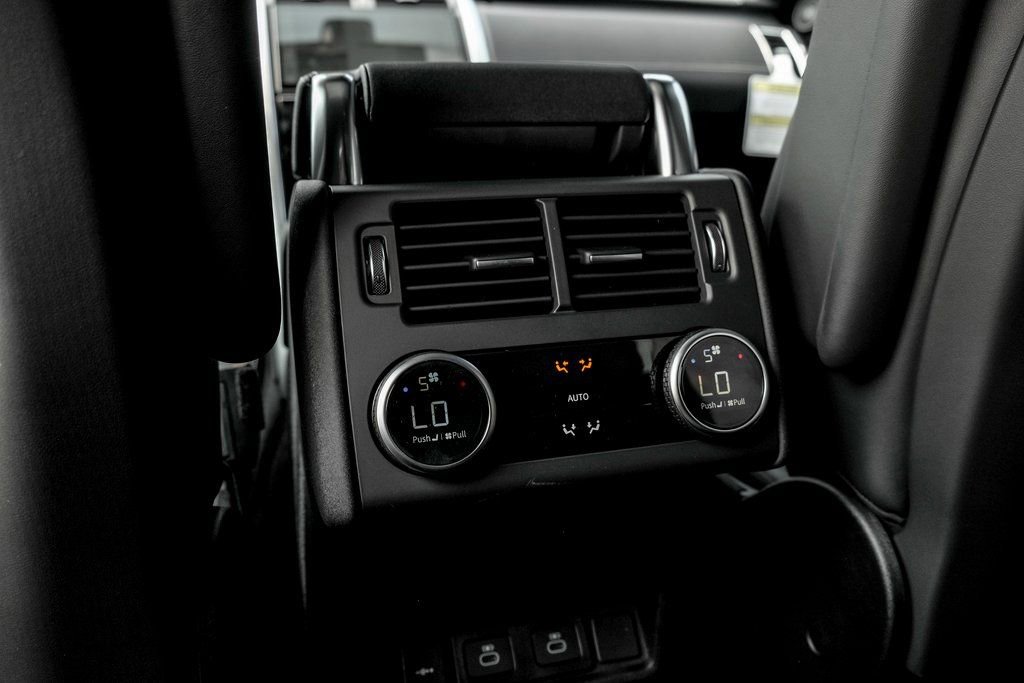 Used 2025 Land Rover Discovery Dynamic SE image 17