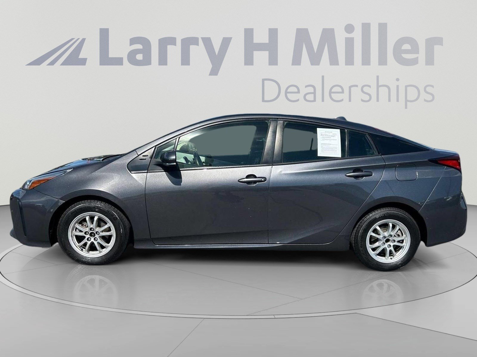 Used 2022 Toyota Prius LE FWD image 2