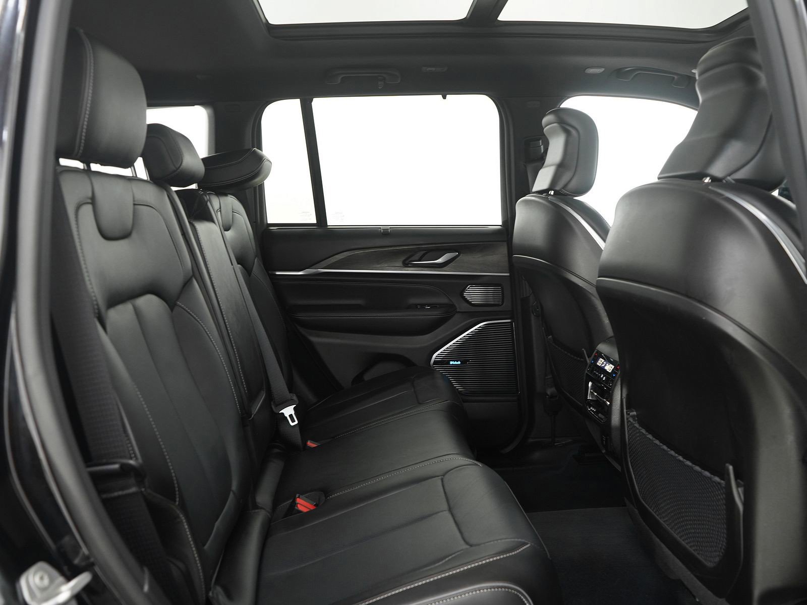 Used 2023 Jeep Grand Cherokee Overland w/ Advanced Protech Group III image 13