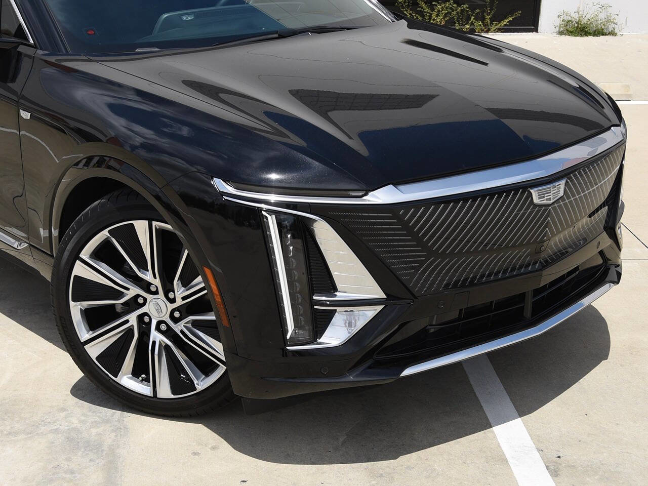 Used 2024 Cadillac Lyriq Luxury RWD image 2