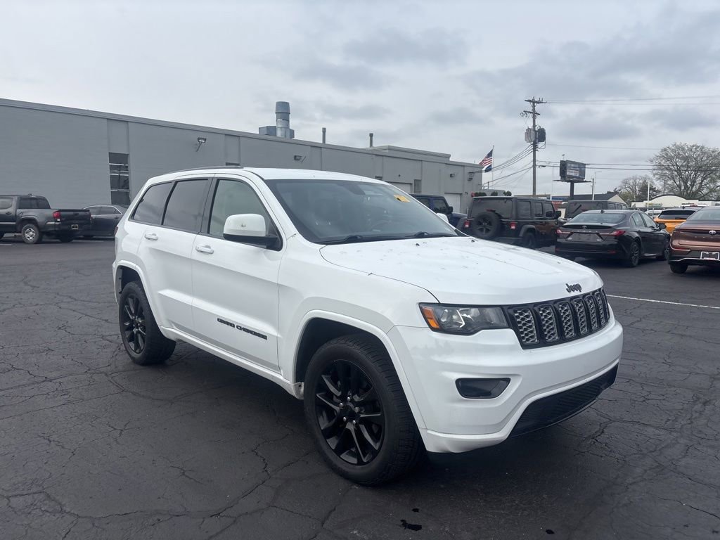 Used 2018 Jeep Grand Cherokee Altitude AWD/4WD image 4