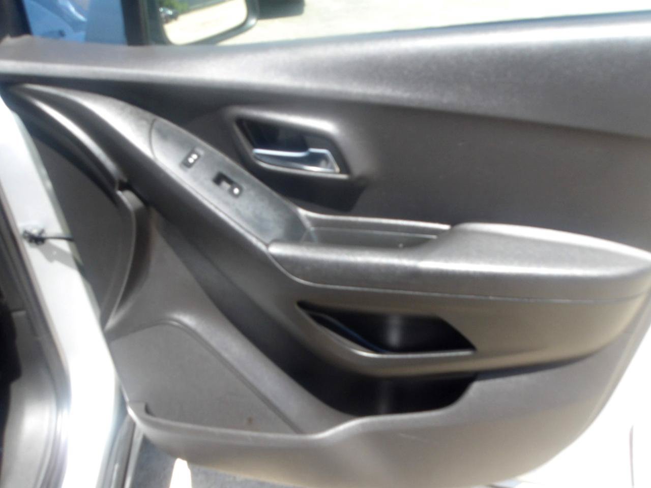 Used 2018 Chevrolet Trax LS FWD image 9