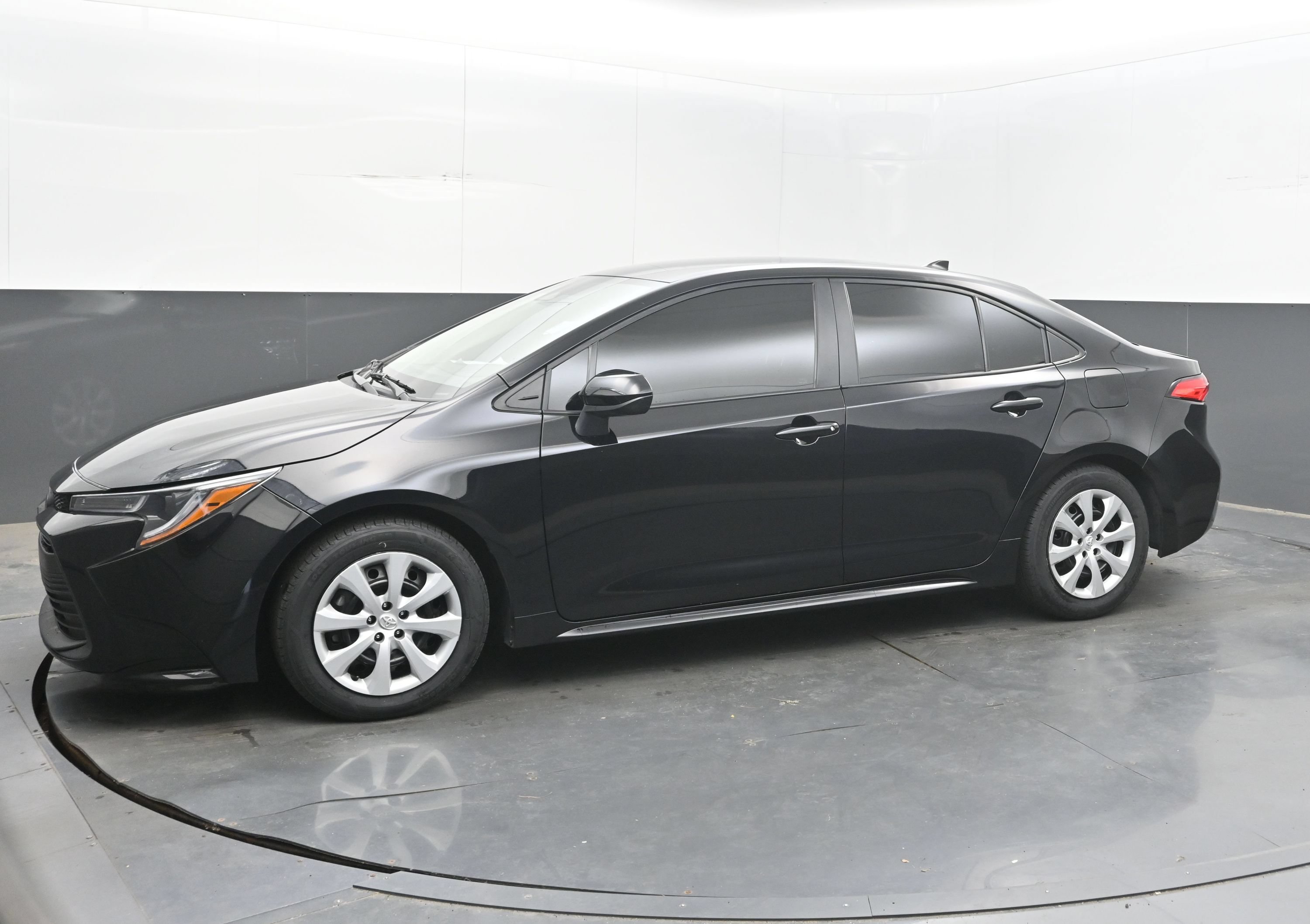 Used 2025 Toyota Corolla LE FWD image 5