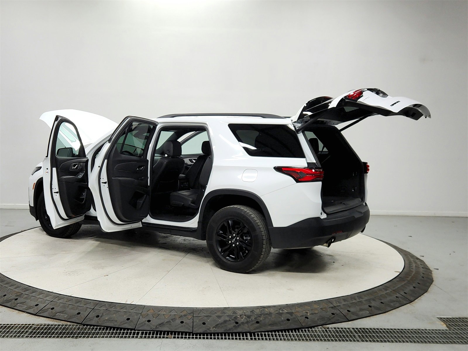 Used 2022 Chevrolet Traverse LT w/ Midnight/Sport Edition image 13