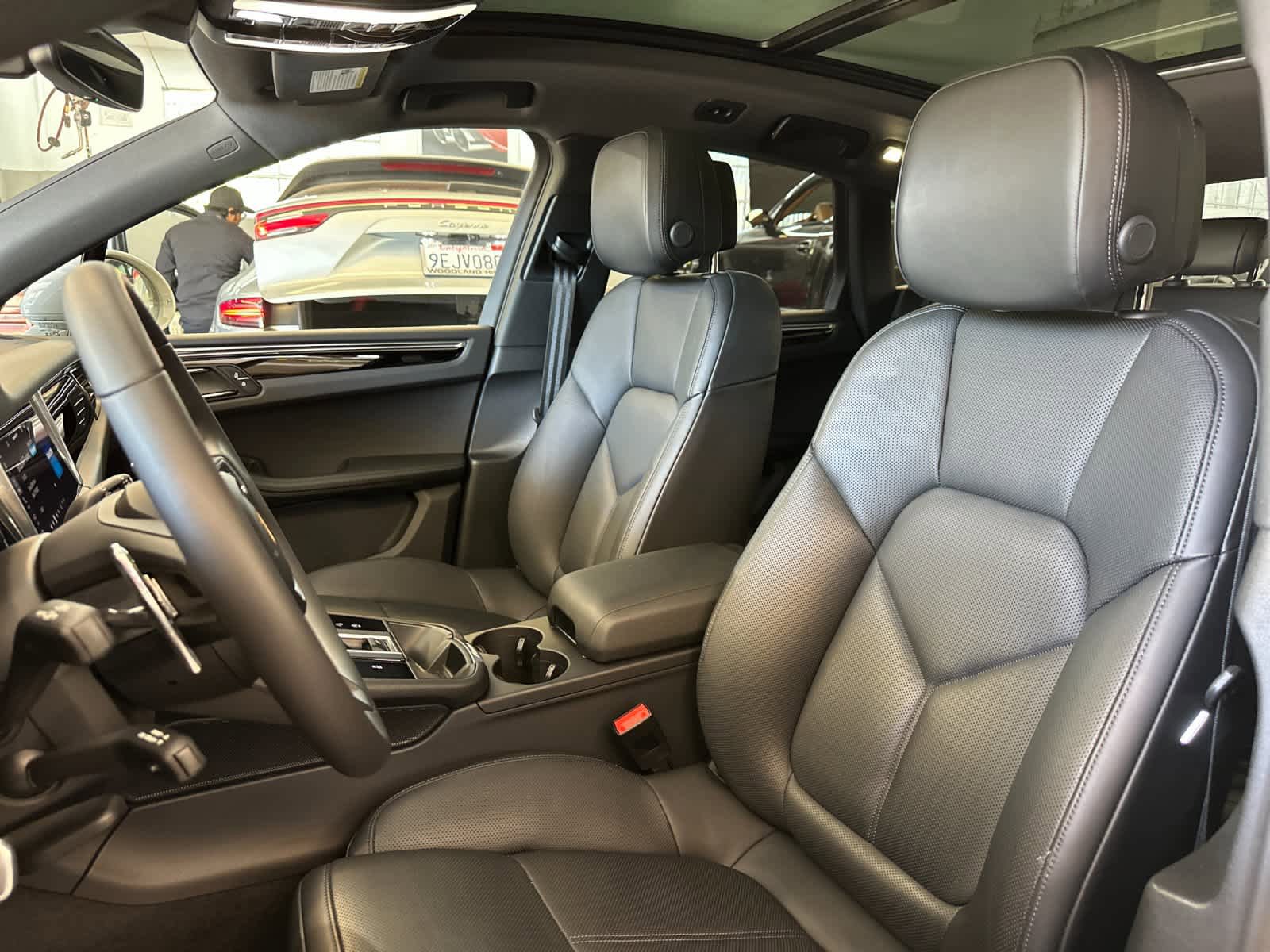 Certified 2025 Porsche Macan AWD/4WD image 5