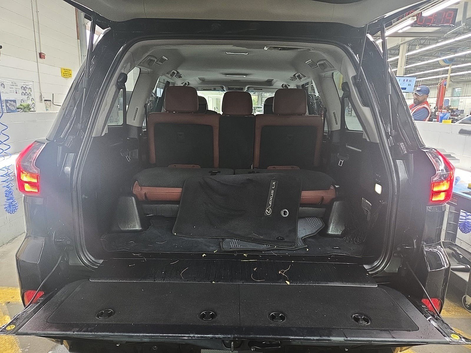 Used 2019 Lexus LX 570 4WD w/ Luxury Package image 14