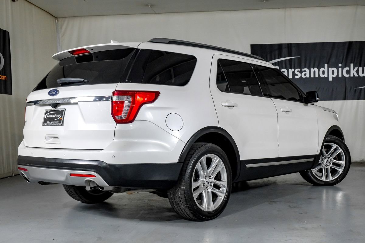 Used 2017 Ford Explorer XLT w/ Equipment Group 202A FWD image 8