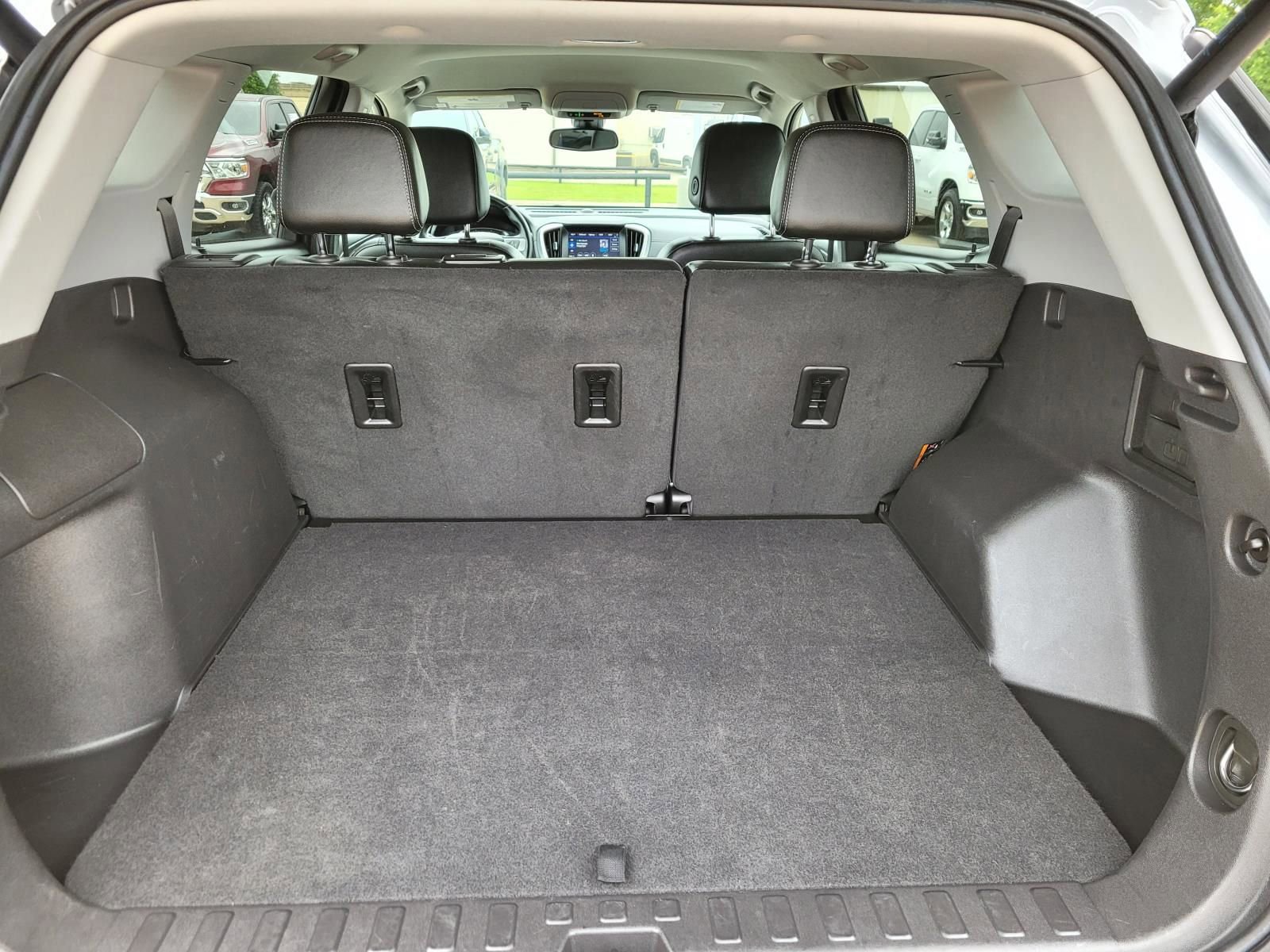 Used 2024 GMC Terrain SLT image 13