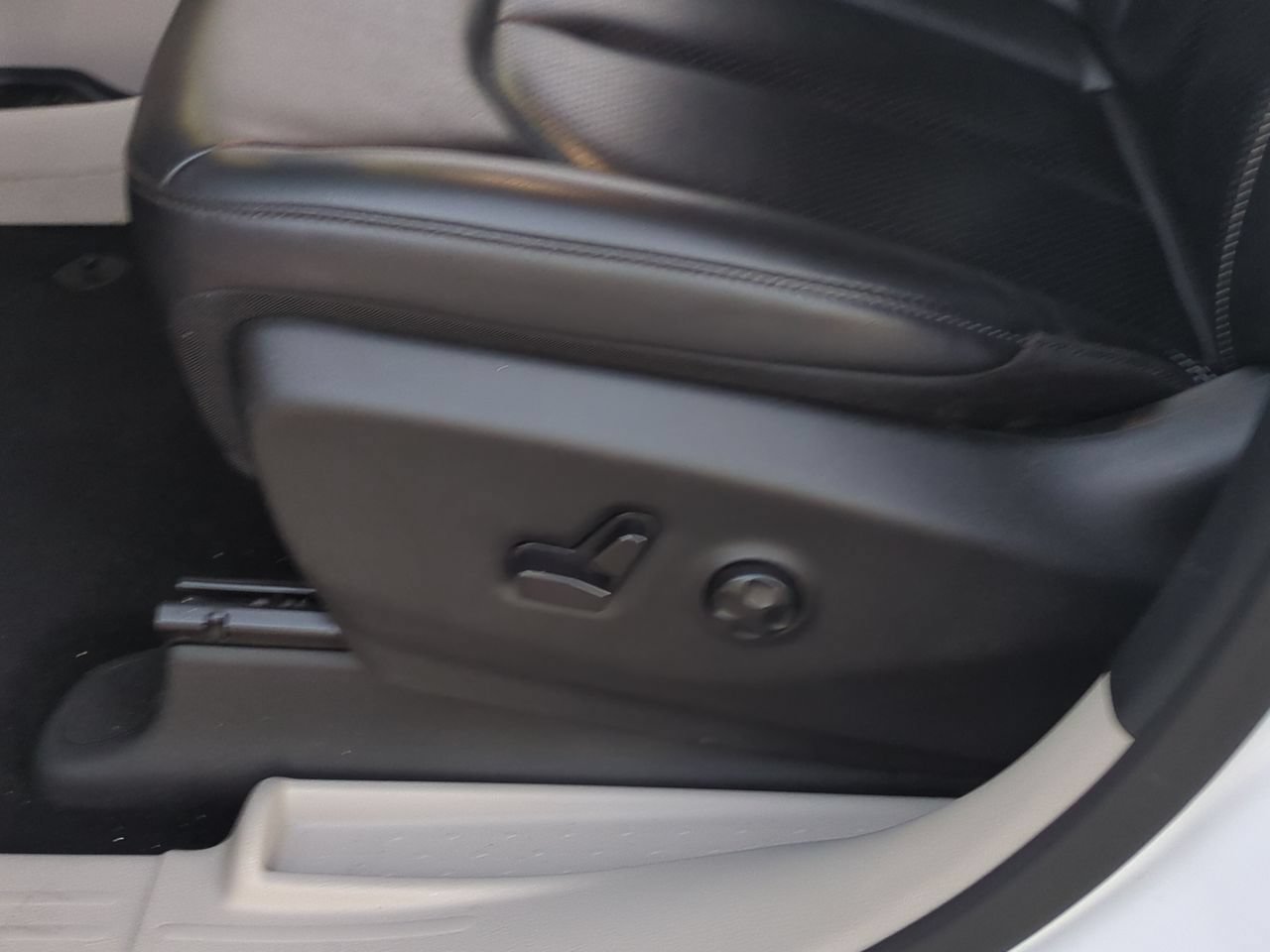 Used 2023 Chrysler Pacifica Touring-L FWD image 32