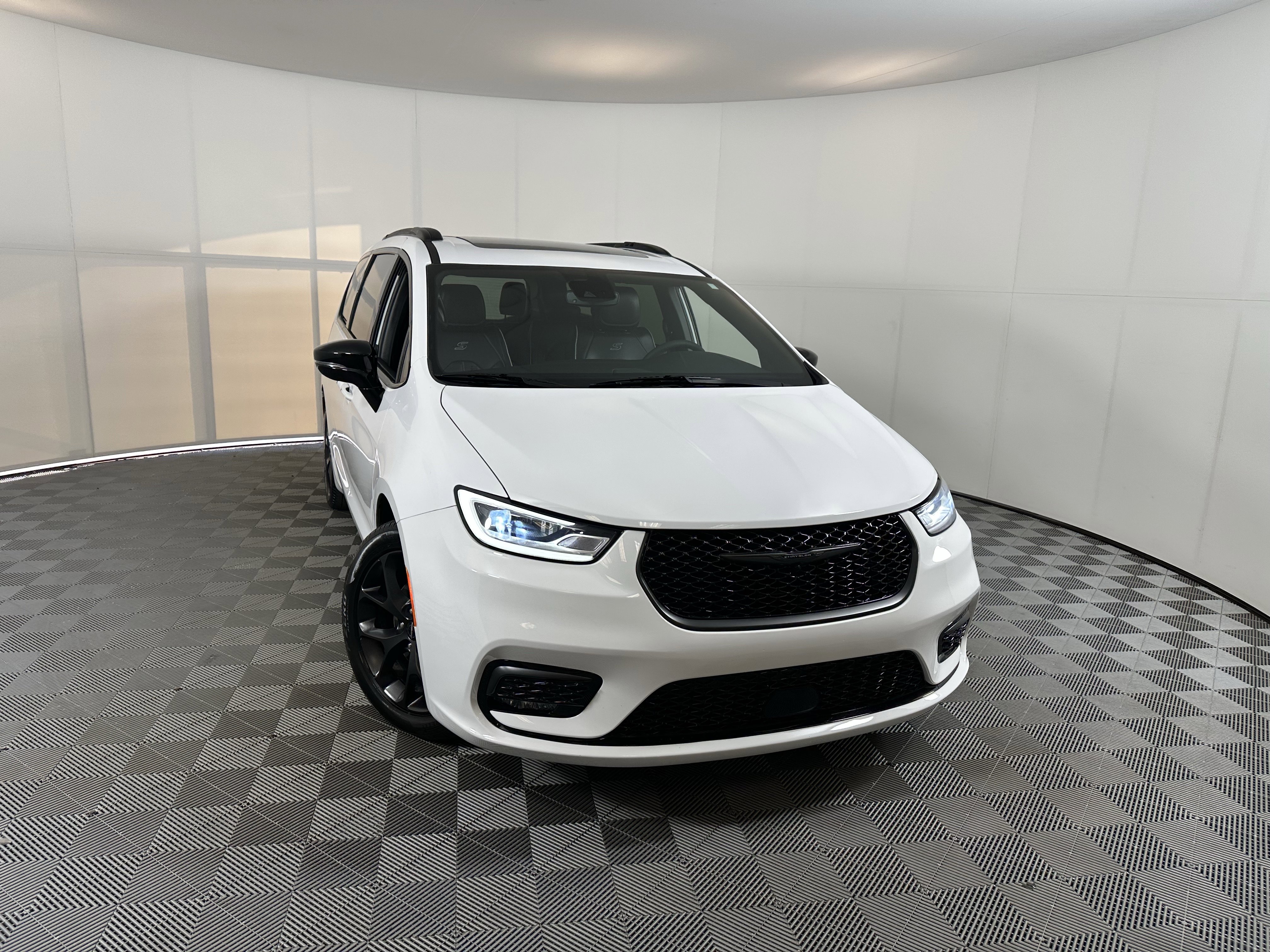 Used 2025 Chrysler Pacifica Limited image 1