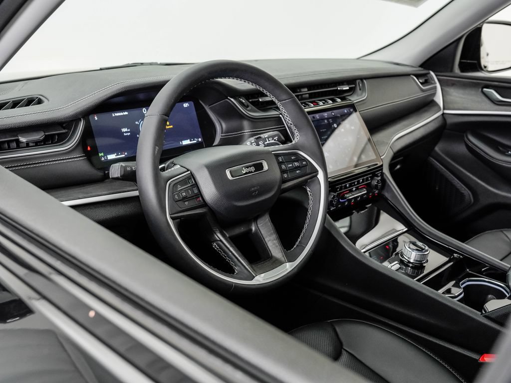 Used 2023 Jeep Grand Cherokee L Limited w/ Luxury Tech Group II AWD/4WD image 4