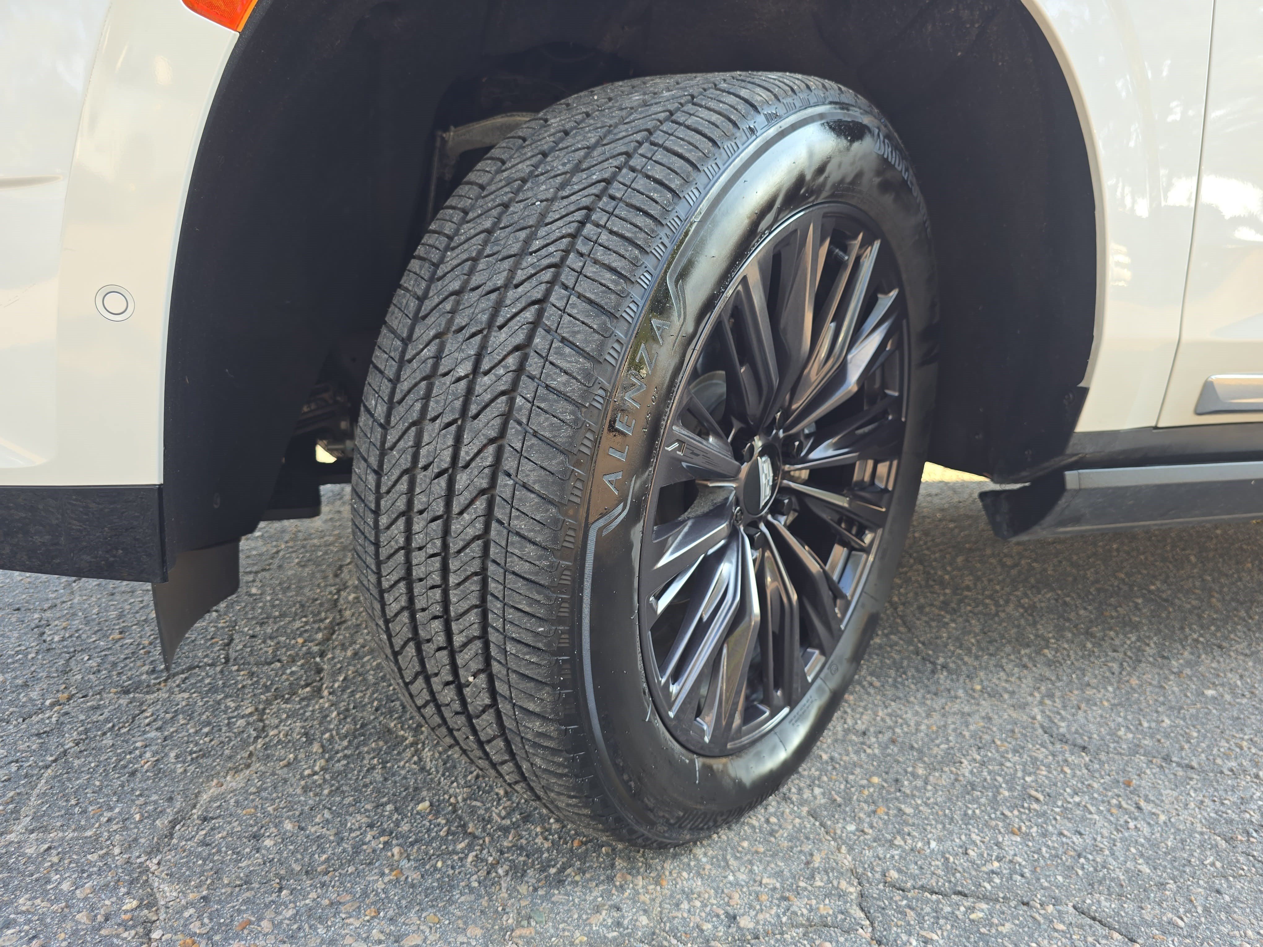 Certified 2024 Cadillac Escalade ESV Premium Luxury w/ Performance Package AWD/4WD image 33