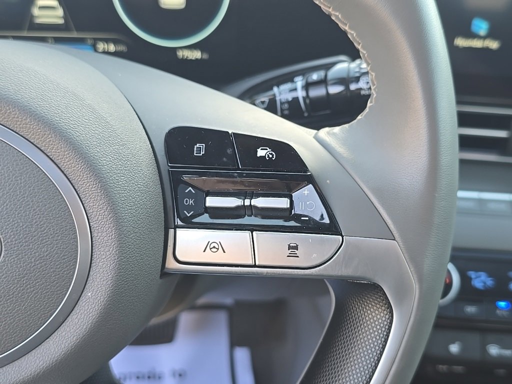 Used 2025 Hyundai Elantra SEL image 18