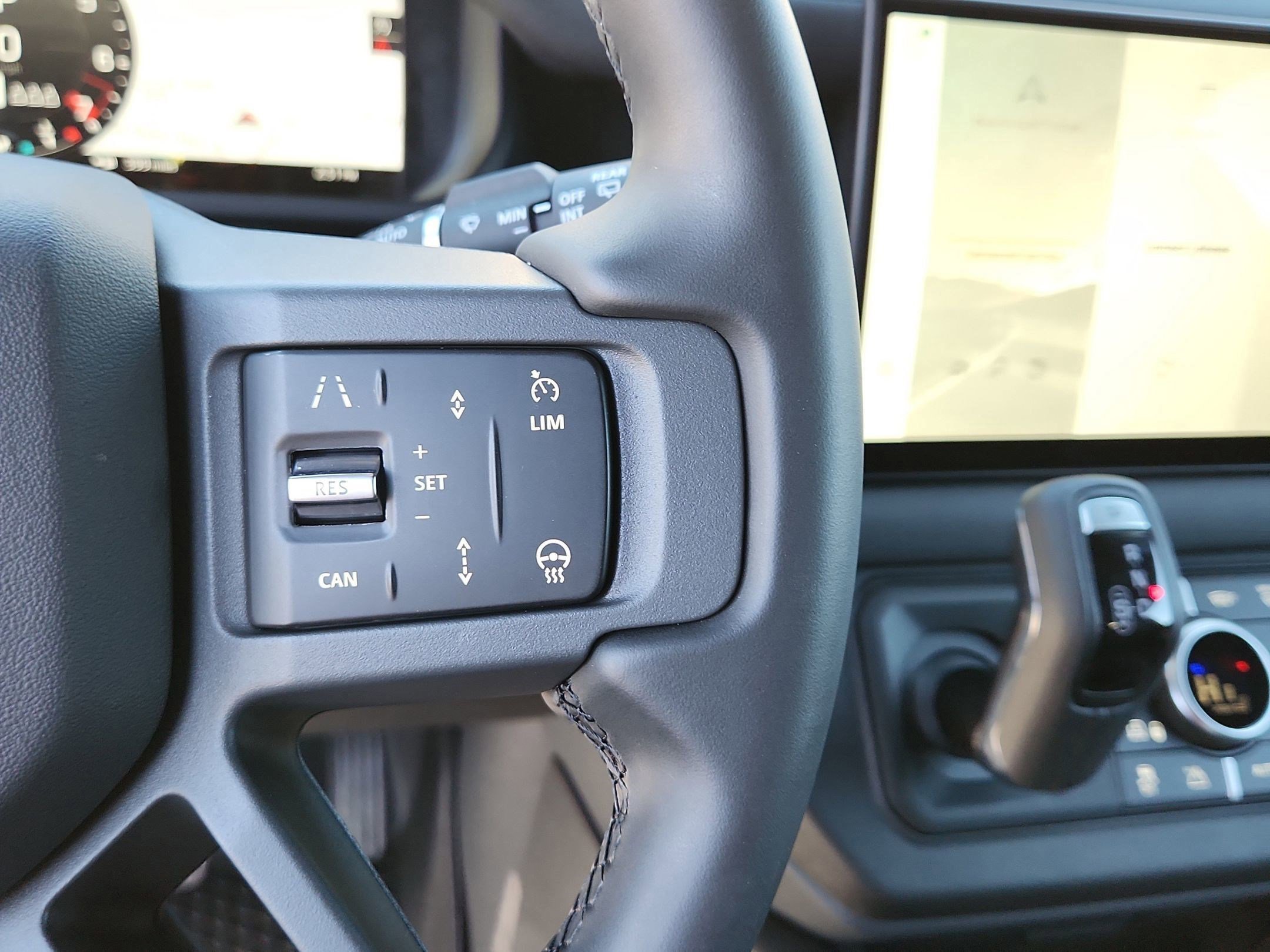 Used 2025 Land Rover Defender 90 X-Dynamic SE image 17