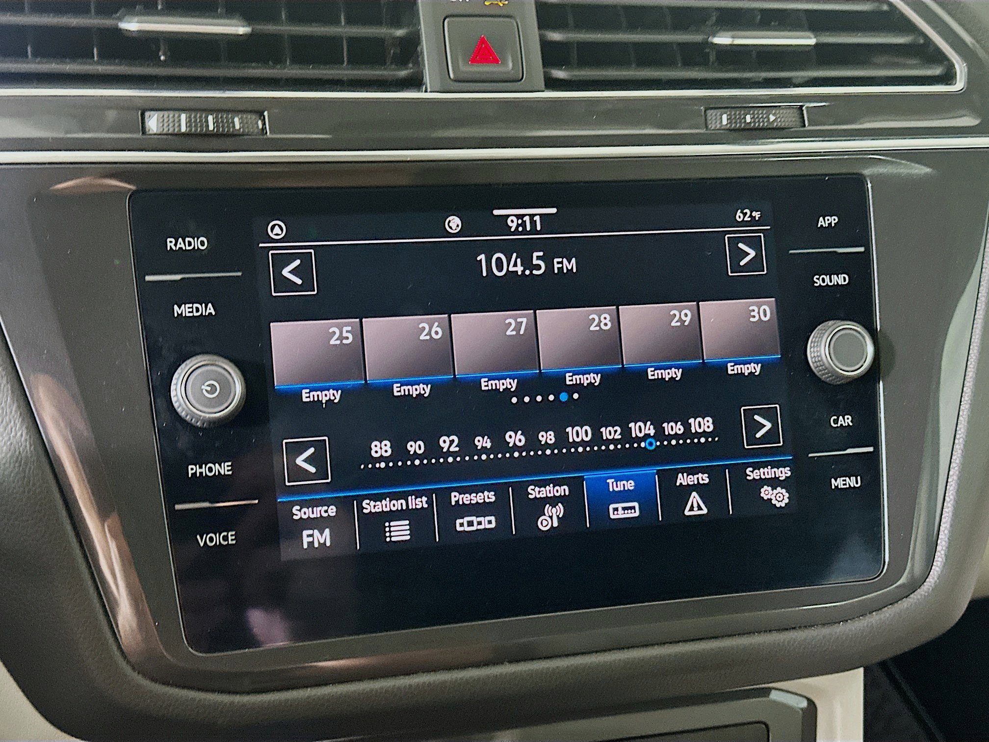 Used 2022 Volkswagen Tiguan SE w/ Panoramic Sunroof Package FWD image 21