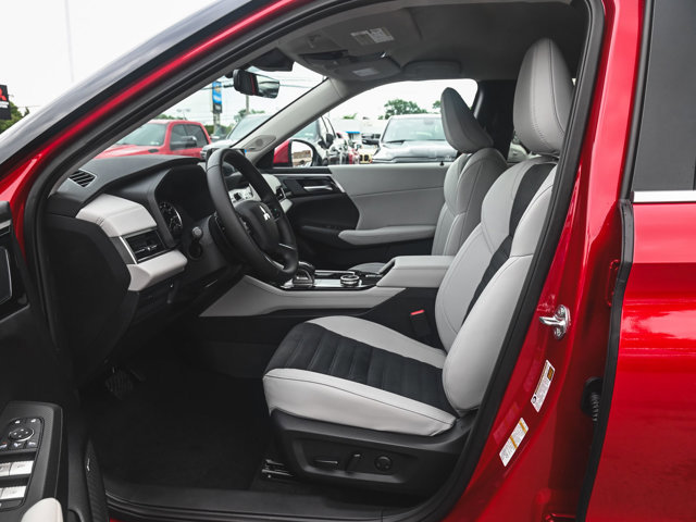 New 2025 Mitsubishi Outlander SE image 27