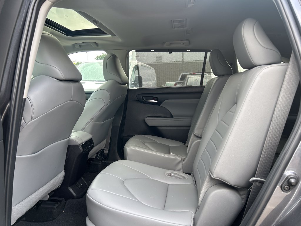 Used 2024 Toyota Highlander XLE FWD image 13
