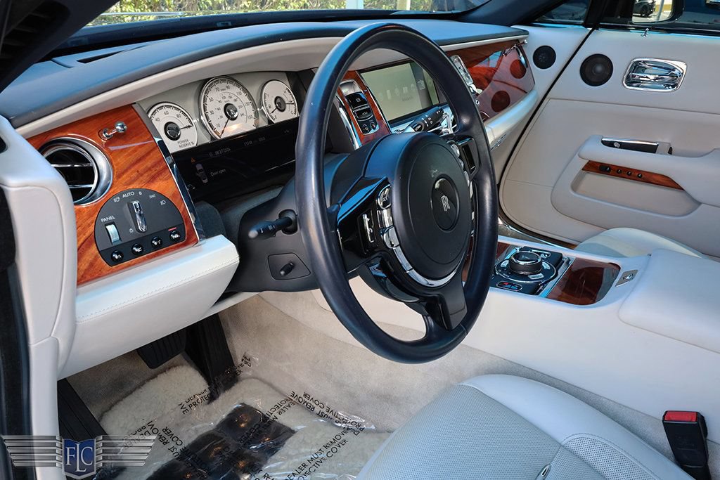 Used 2016 Rolls-Royce Dawn RWD image 21