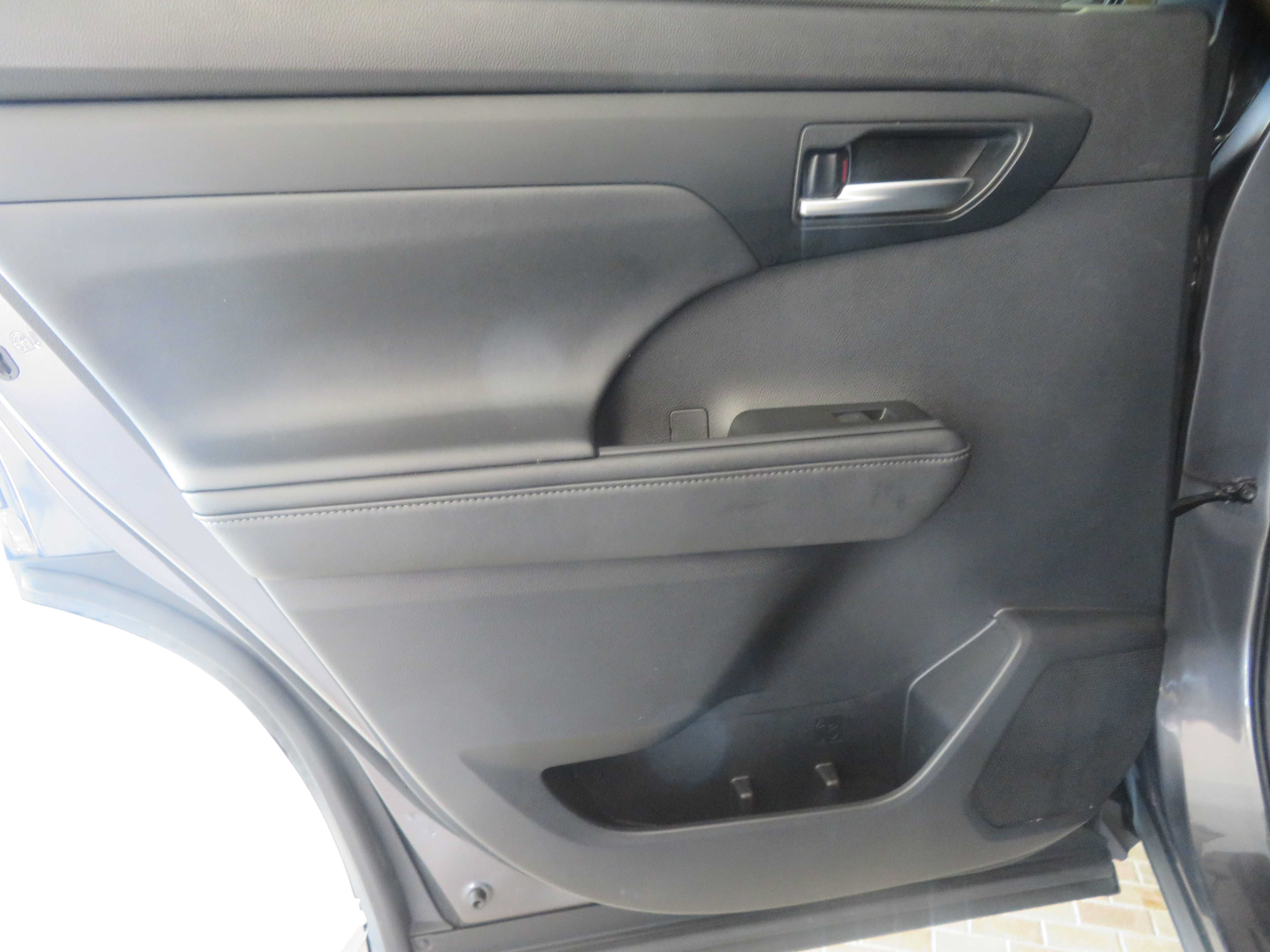 Used 2020 Toyota Highlander XLE FWD image 18