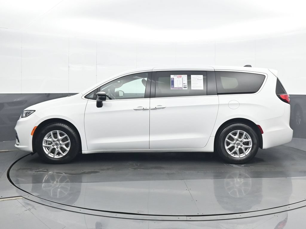 Used 2025 Chrysler Pacifica Select FWD image 3
