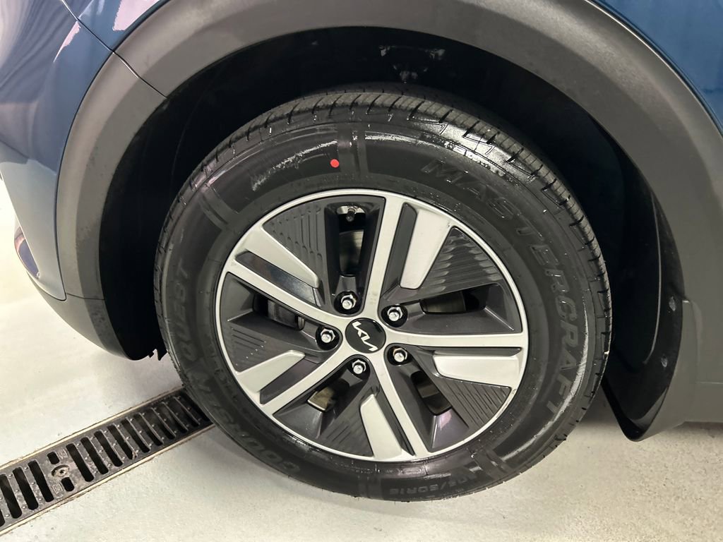 Used 2022 Kia Niro LXS image 9