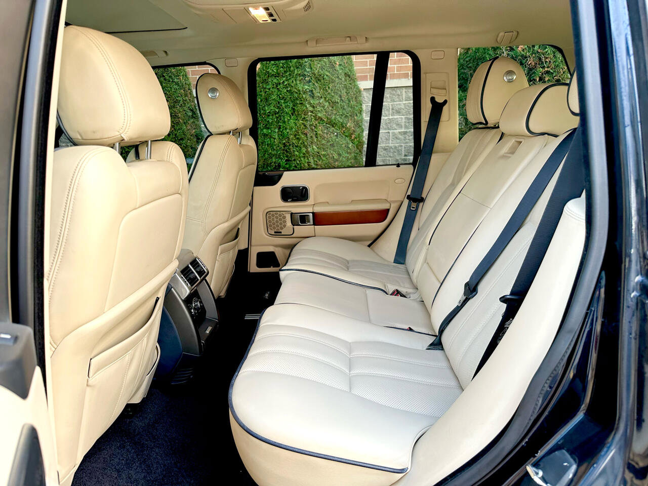 Used 2010 Land Rover Range Rover HSE LUX image 12