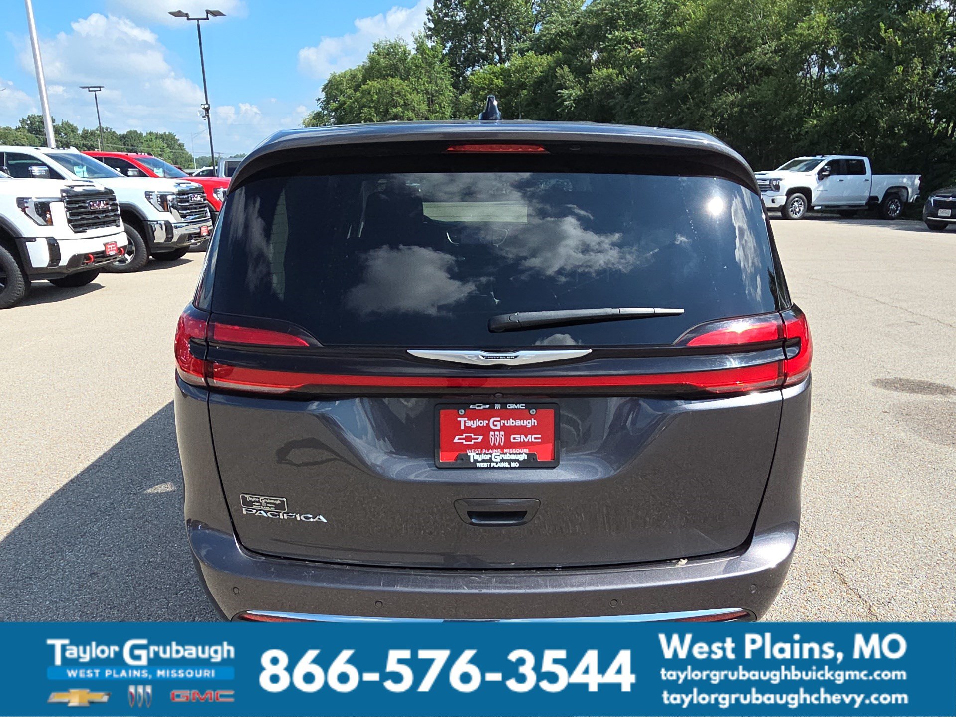 Used 2023 Chrysler Pacifica Touring-L FWD image 7