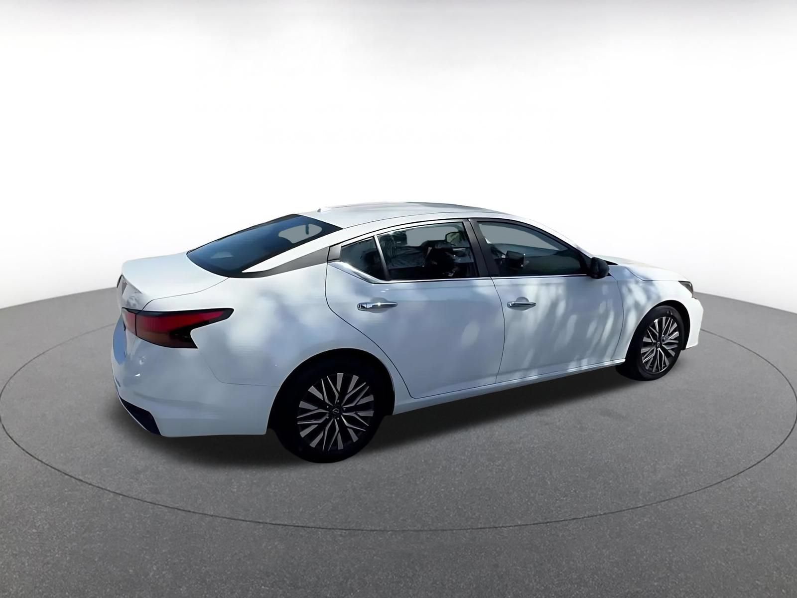 Used 2025 Nissan Altima 2.5 SV FWD image 15