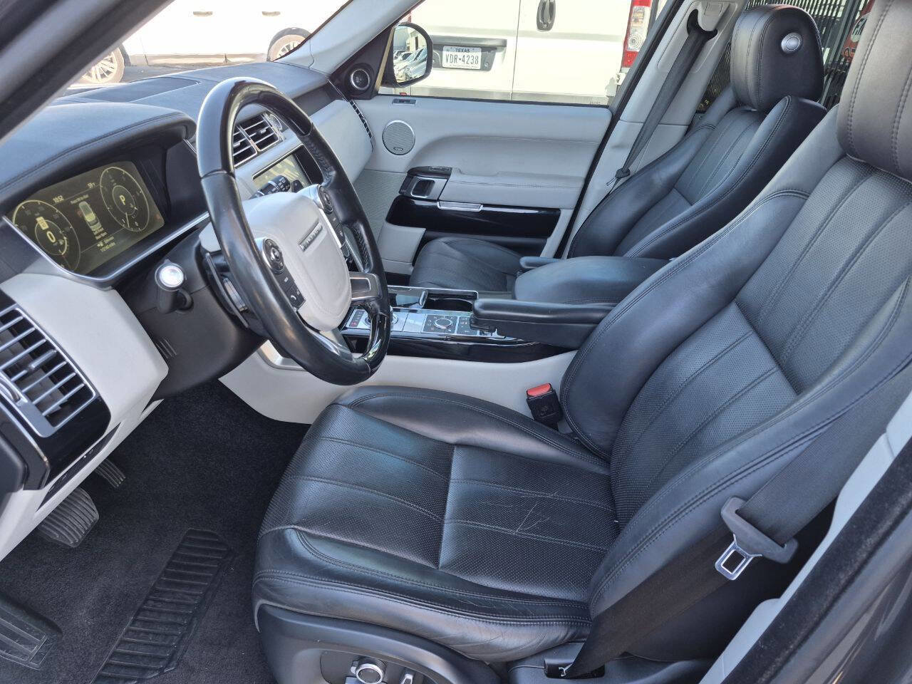 Used 2017 Land Rover Range Rover HSE image 14