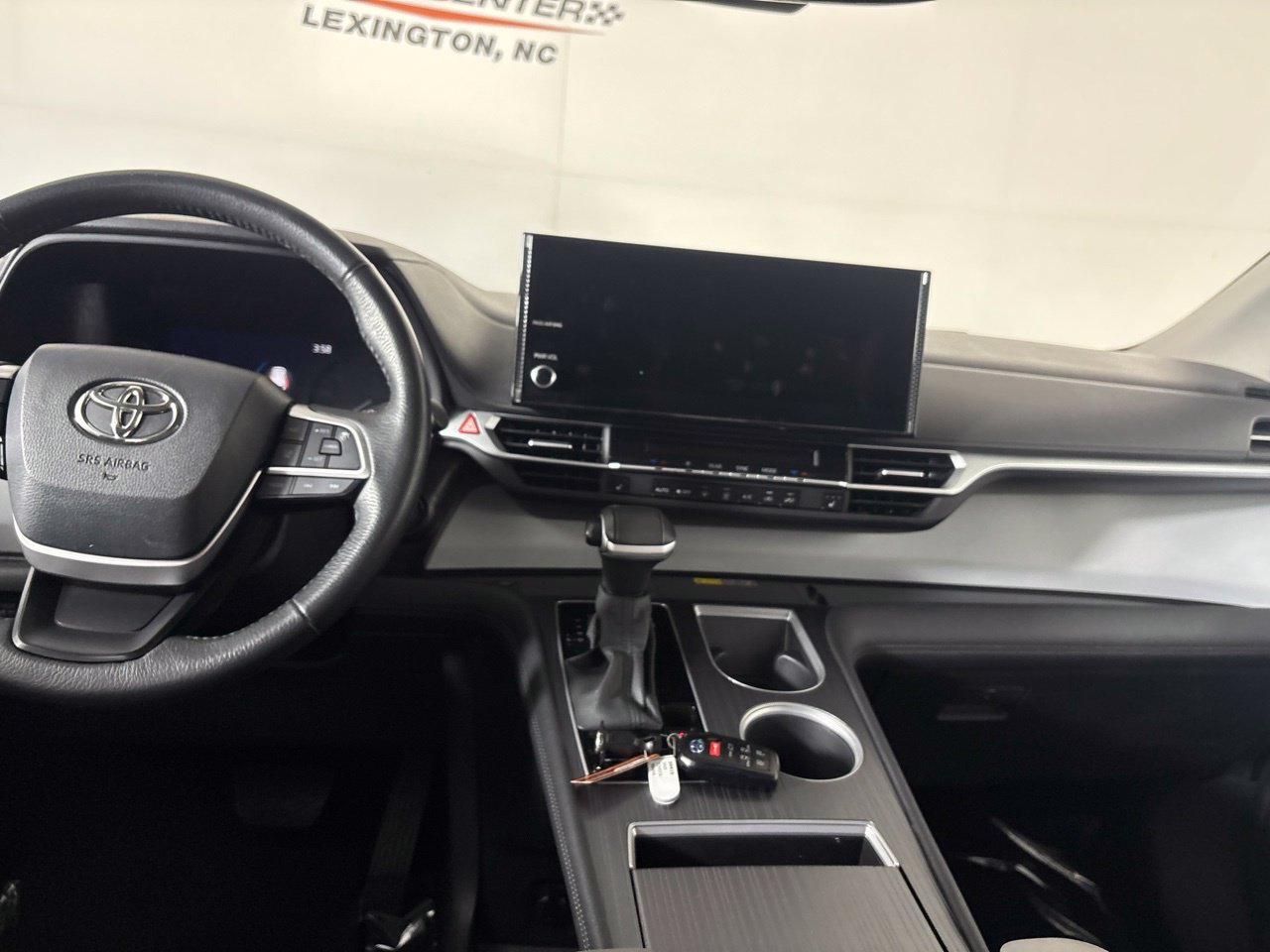 Used 2025 Toyota Sienna XLE FWD image 23
