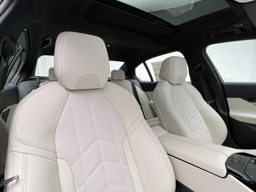 Used 2026 BMW i5 eDrive40 w/ Premium Package RWD image 7