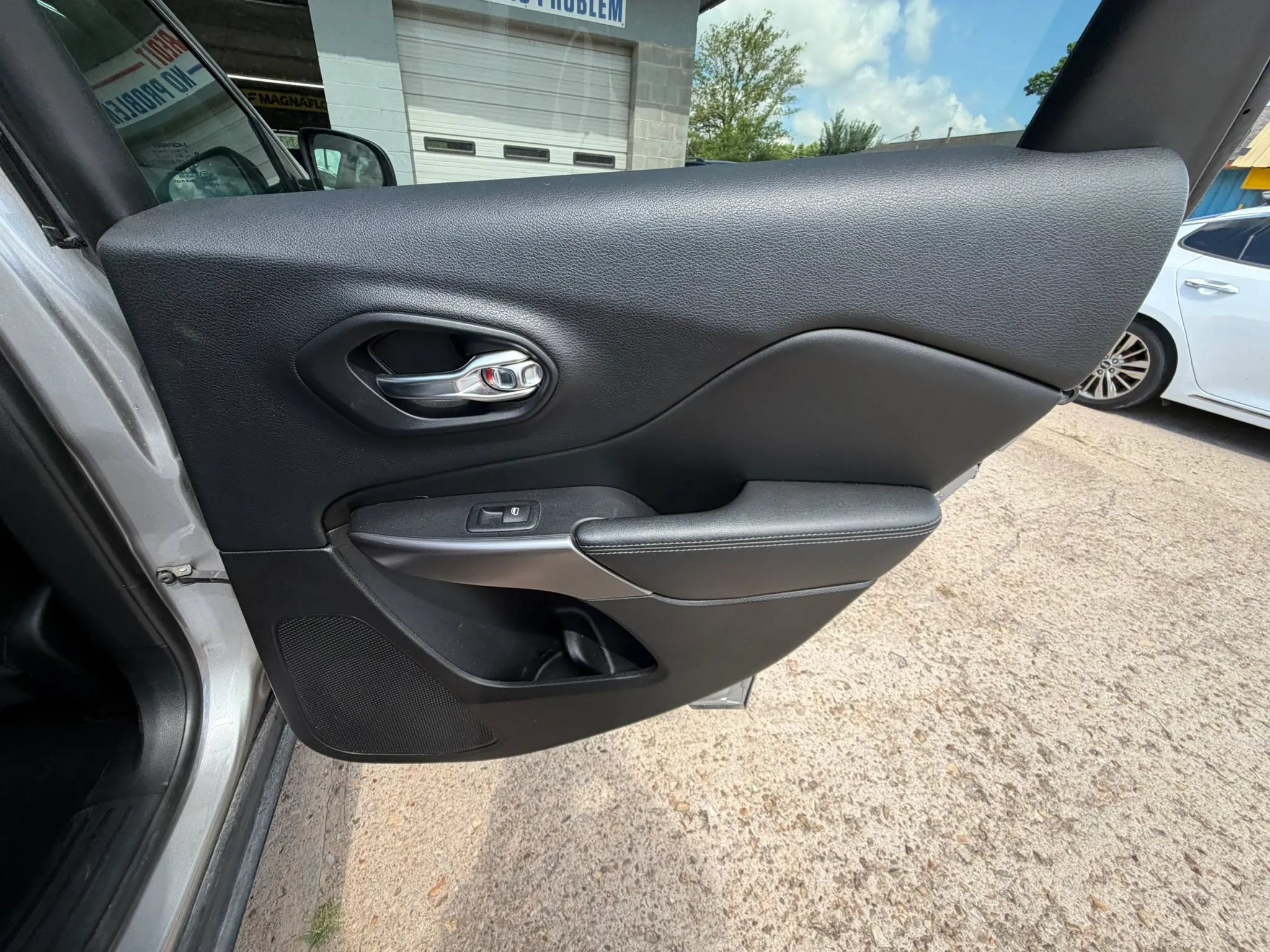 Used 2019 Jeep Cherokee Limited w/ Luxury Group AWD/4WD image 21