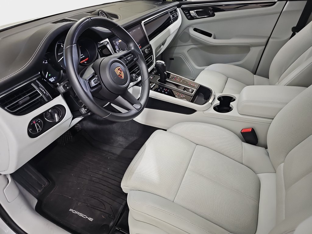 Used 2024 Porsche Macan Turbo AWD/4WD image 17