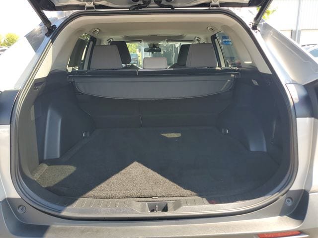 Used 2021 Toyota RAV4 XLE w/ Convenience Package FWD image 9