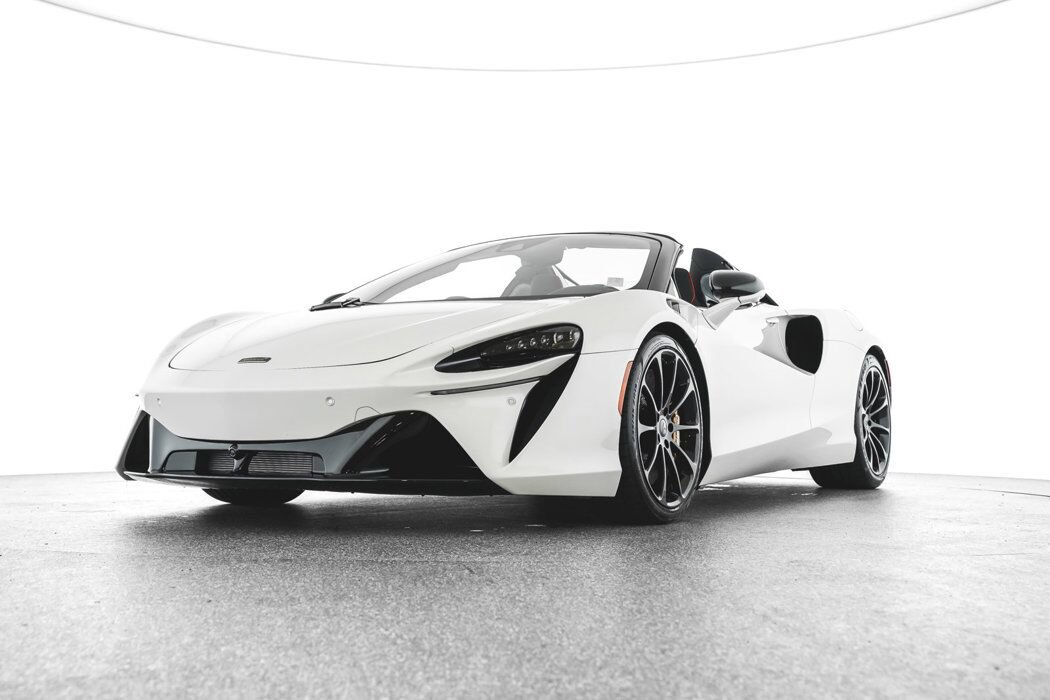 Used 2025 McLaren Artura Spider RWD image 2
