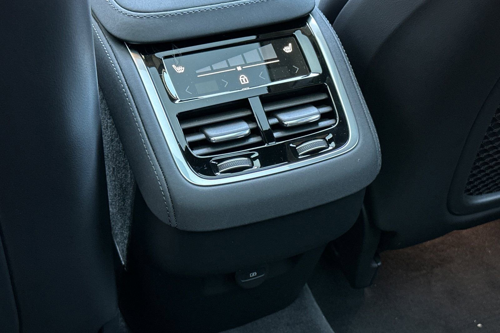 Certified 2025 Volvo XC90 B6 Core w/ Protection Package Premier image 13