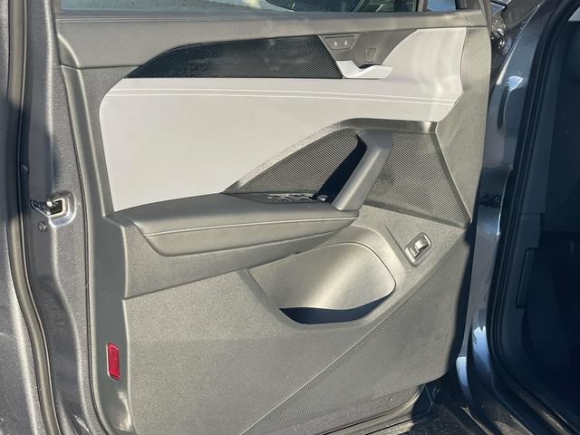 New 2026 Volkswagen Tiguan SE FWD image 17