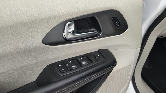 Used 2022 Chrysler Pacifica Touring-L image 25