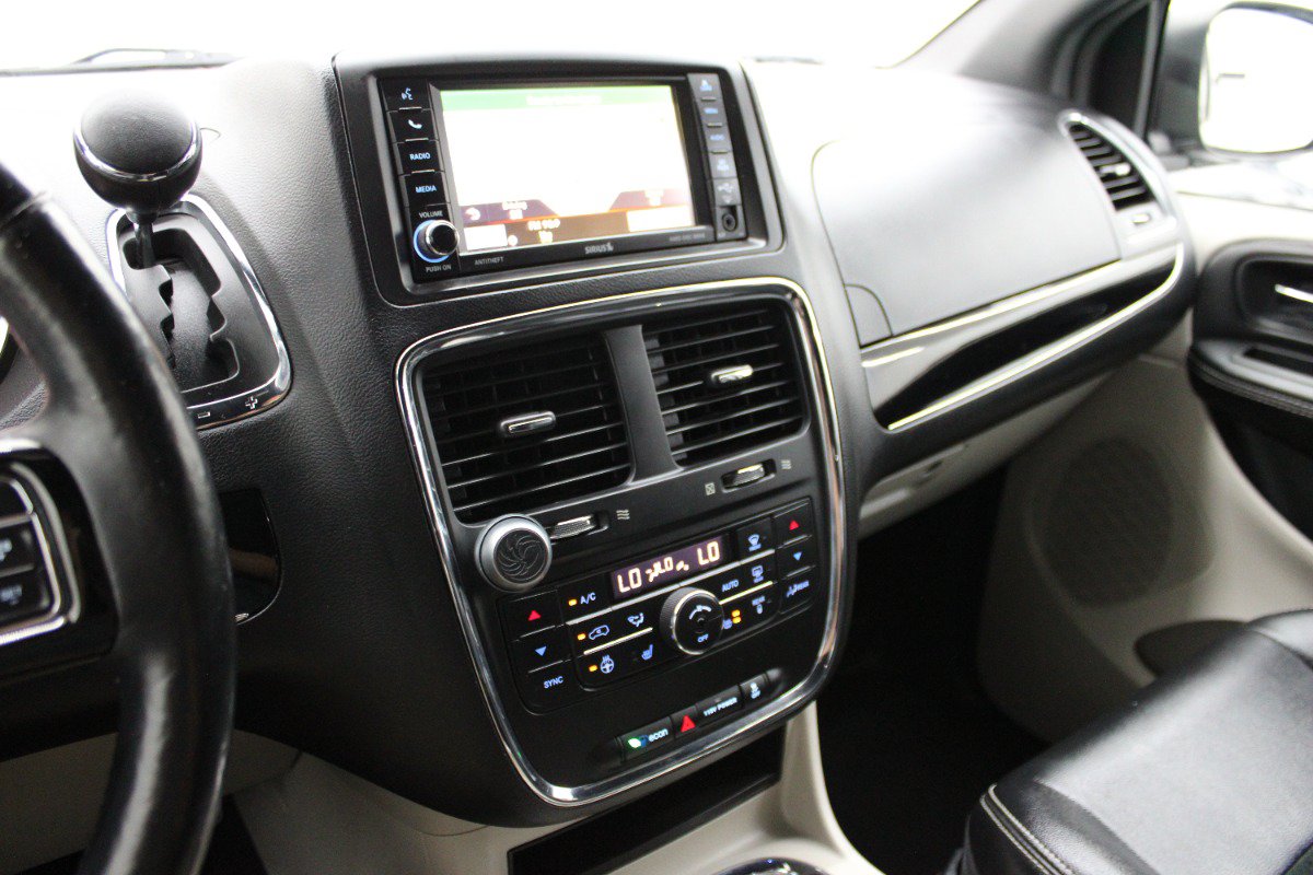 Used 2016 Dodge Grand Caravan SXT FWD image 22
