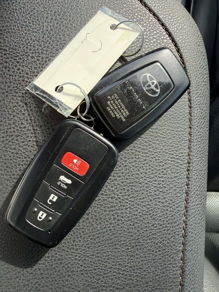 Used 2020 Toyota Camry XLE image 16