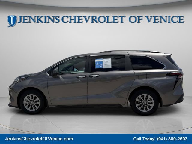 Used 2024 Toyota Sienna XLE FWD image 9