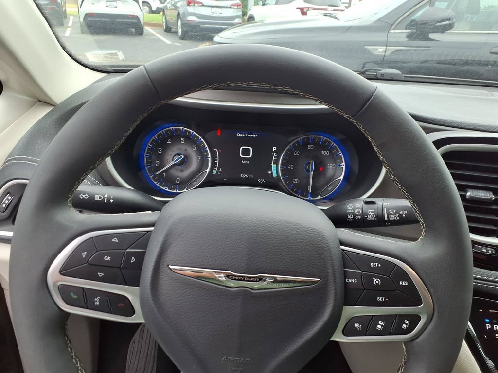 Used 2023 Chrysler Pacifica Touring-L AWD/4WD image 10