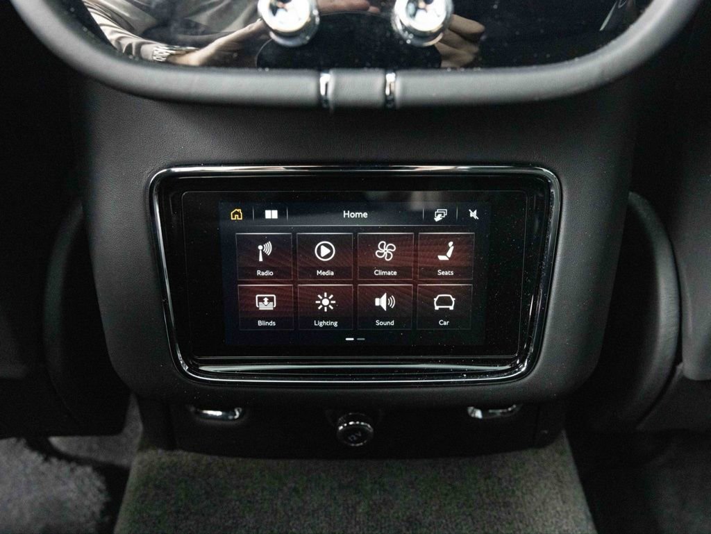 Used 2025 Bentley Bentayga V8 image 61